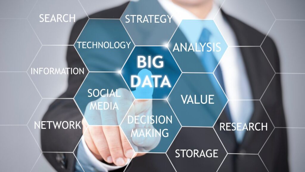 Um executivo em traje social e gravata aponta o dedo para um quebra-cabeça de quebra-cabeças que forma a palavra "BIG DATA". As outras peças contêm palavras como "VALOR", "ESTRATÉGIA", "ANÁLISE" e "DECISÃO".