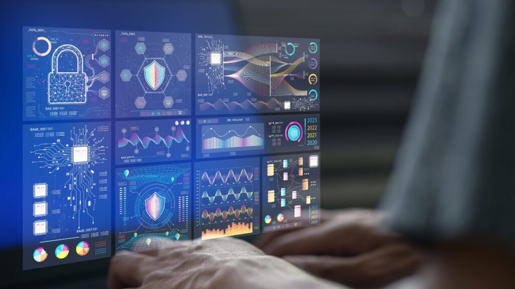 Close-up de mãos digitando em um notebook de onde emergem gráficos holográficos, códigos Python, símbolos matemáticos e fórmulas de estatística. Luz azul e roxa.